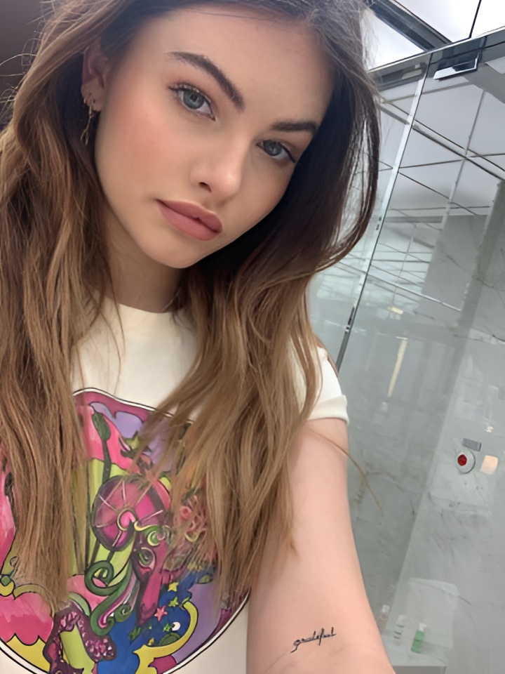 Ева привлекательная девушка из Кировска цена от 1500 руб